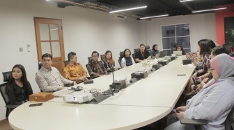 Accor Greater Jakarta melakukan kunjungan ke kantor Suara.com untuk silaturahmi sekaligus menggelar workshop membatik dengan menggandeng Batik Koja, Kamis (7/12/2023). [Suara.com/Ramadhani Ari Nugroho]