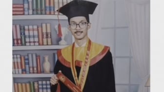 Selama 4 Tahun Kuliah sambil Jadi Driver Ojol, Pria Ini Akhirnya Lulus dan Diwisuda