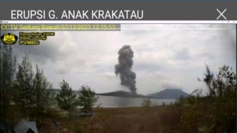 Erupsi Gunung Anak Krakatau Kamis Siang, Kolom Abu Setinggi 1.357 MDPL