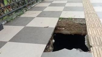 Ratusan Penutup Drainase Trotoar Dicuri, Pejalan Kaki di Palembang Wajib Hati-Hati