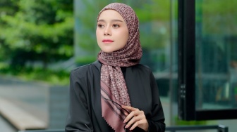 7 Inspirasi OOTD Hijab Artis, Mulai dari yang Praktis Hingga Syar'i