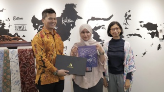 Perwakilan Accor Greater Jakarta memberikan hadiah pada salah satu peserta membatik terbaik di Kantor Suara.com. [Suara.com/Ramadhani Ari Nugroho]