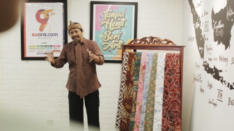 Accor Greater Jakarta melakukan kunjungan ke kantor Suara.com untuk silaturahmi sekaligus menggelar workshop membatik dengan menggandeng Batik Koja, Kamis (7/12/2023). [Suara.com/Ramadhani Ari Nugroho]