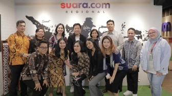 Pemimpin Redaksi Suara.com Suwarjono foto bersama dengan perwakilan Accor Greater Jakarta di Kantor Suara.com, Jakarta Selatan, Kamis (7/12/2023). [Suara.com/Ramadhani Ari Nugroho]