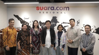 Pemimpin Redaksi Suara.com Suwarjono foto bersama dengan perwakilan Accor Greater Jakarta di Kantor Suara.com, Jakarta Selatan, Kamis (7/12/2023). [Suara.com/Ramadhani Ari Nugroho]