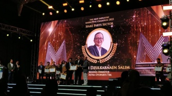 Inovasi Astra Otoshop, Hamdhani Dzulkarnaen Salim Peroleh The Best Industry Marketing Champion 2023 Spare Parts Sector