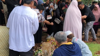 Suasana Haru Pemakaman Fatir Korban Perundungan Bekasi, Wali Kelas Sukaemah Tidak Terlihat Batang Hidungnya