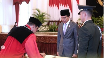 Ridwan Mansyur Ucap Sumpah Sebagai Hakim MK Dihadapan Presiden Jokowi