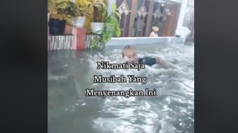 Viral Gang di Surabaya Banjir Hingga Jadi Sungai, Seorang Warga Asyik Berenang