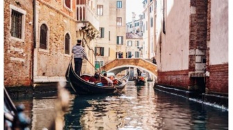 Acuhkan Peringatan Petugas, Sekelompok Turis Terjatuh dari Gondola karena Asyik Selfie