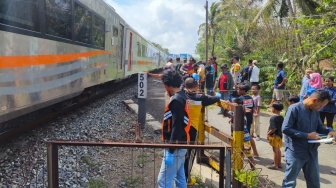 Tragis, Nenek Asal Kulon Progo Tewas Tertemper Kereta Api, Diduga Sengaja Berjalan di Atas Rel