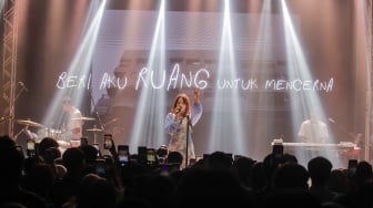 Penyanyi Raissa Anggiani saat tampil di acara Youth Economic Night 2023 di M Bloc Space, Jakarta, Sabtu (9/12/2023). [Suara.com/Alfian Winanto]