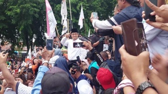 Usai Datangi Keraton Kesepuhan Cirebon, Anies Jalan Kaki Sapa Warga di Alun-alun Sangkala Buana