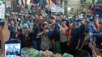 Anies Baswedan Cium Tangan Bocah Laki-laki Saat Beli Jajanan di Pasar Kepuh, Kuningan