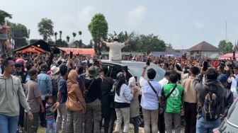 Prabowo Kunjungi Posko Evakuasi Erupsi Gunung Marapi, Warga Teriak: Presiden... Presiden