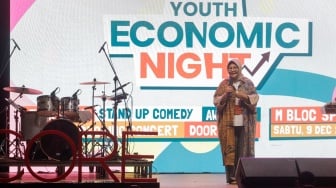 Founder CORE Indonesia, Hendri Saparini memberikan pemaparan saat acara Youth Economic Night 2023 di M Bloc Space, Jakarta, Sabtu (9/12/2023). [Suara.com/Alfian Winanto]