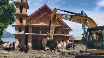 Cari Korban Banjir Bandang di Humbahas, Tim SAR Gabungan Bersihkan Material