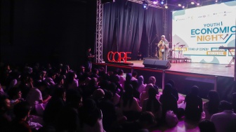 Founder CORE Indonesia, Hendri Saparini memberikan pemaparan saat acara Youth Economic Night 2023 di M Bloc Space, Jakarta, Sabtu (9/12/2023). [Suara.com/Alfian Winanto]