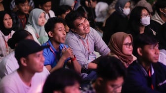 Pengunjung saat menghadiri acara Youth Economic Night 2023 di M Bloc Space, Jakarta, Sabtu (9/12/2023). [Suara.com/Alfian Winanto]