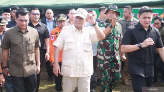 Prabowo Datangi Posko Evakuasi Gunung Marapi, Dipantau Bawaslu