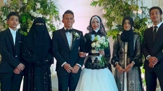 Adiba Khanza dan Egy Maulana Vikri Full Senyum Potong Kue Pernikahan, Netizen Puji Gaunnya