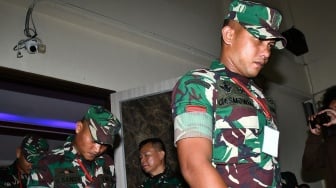 Tiga anggota TNI AD terdakwa kasus pembunuhan berencana terhadap Imam Masykur, yakni Praka Riswandi Manik, Praka Heri Sandy dan Praka Jasmowir dihukum penjara seumur hidup oleh Oditur Militer Jakarta dan dipecat dari dinas militer. [ANTARA FOTO/ Fakhri Hermansya]