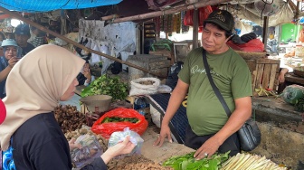 Tiba-tiba Blusukan ke Pasar usai Senam, Istri Ganjar Siti Atikoh Cari Apa?