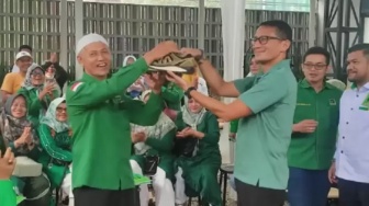 Sandiaga Uno Copot Sepatunya untuk Modal Suardi Jadi Caleg DPRD Padang