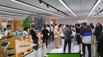 OPPO Experience & Service Store Medan Berkonsep Toko ala Coffee Shop