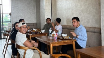 Makan Bakso Bareng YouTuber Tanboy Kun di Cimanggis Depok, Gibran: Ini Bukan Bahas Politik