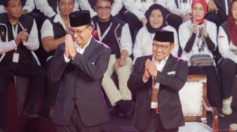 Viral Baliho AMIN Dirusak Pria Bertubuh Kekar, Warganet: Langsung Proses Hukum