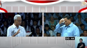 Bikin Prabowo Keringetan, Ganjar: Bapak Bisa Bantu Ibu-ibu Temukan Makam Korban Aktivis 98?