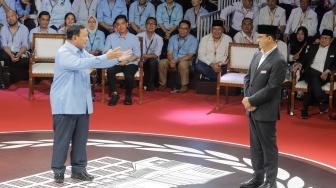 Capres nomor urut dua Prabowo Subianto (kiri), Capres nomor urut satu Anies Baswedan (kanan) beradu gagasan dalam debat perdana Capres dan Cawapres 2024 di Gedung KPU, Jakarta, Selasa (12/12/2023). [Suara.com/Alfian Winanto]