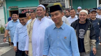 Usai Ziarah ke Makam Habib Ali Kwitang, Gibran Diminta Mampir ke Rumah Warga