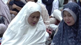 Sering Dilakukan Iriana Jokowi, Ini Manfaat Salat Tahajud