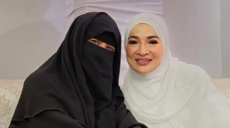 5 Potret Kedekatan Nursam Jhonlin dan Umi Pipik, Penampilan Istri Crazy Rich Kalimantan Disorot