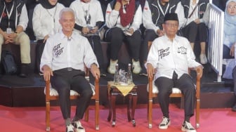 Ramah Kantong, Segini Harga Sepatu Ganjar Pranowo-Mahfud MD saat Debat Capres Perdana