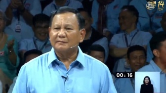 Gibran Bangkit dari Tempat Duduk Saat Prabowo Skak Anies Soal Putusan MK: Sori ye, Sori ye!