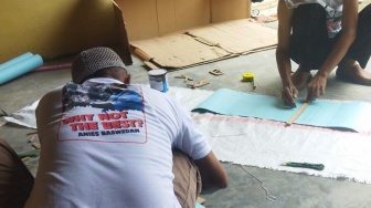 Mulai Sosialisasi, Relawan ANies Lumajang Cetak 40.000 Stiker dan Spanduk Rakyat