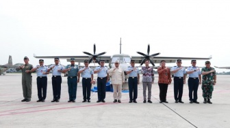 Buatan Anak Bangsa, Menhan Prabowo Bangga Serahkan Lima Pesawat NC-212i ke TNI AU