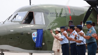 Prabowo Ingatkan TNI AU Tingkatkan Kualitas Perawatan saat Serahkan Lima Pesawat NC-212i