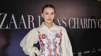 Pakai Tas dan Sepatu Chanel Senada, Gaya Elegan Aaliyah Massaid Dukung Thariq Halilintar Tanding Bola Curi Perhatian