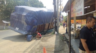 Truk Pengakut Logistik KPU Lebak Terperosok di Rangkasbitung, Sempat Sebabkan Kemacetan