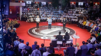 Tak Ada Doa Bersama Saat Debat Perdana Capres di KPU, Anies: Tumben Doanya Diam