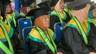 Lansia Berusia 89 Tahun di Banjarnegara Diwisuda, Semangat Belajar di Masa Senja