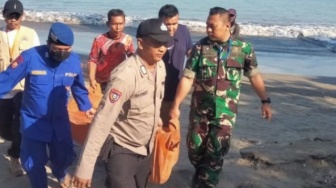 Mayat Pria Tanpa Identitas Ditemukan di Pantai Cinangka, Polisi Selidiki Identitas dan Penyebab Kematian