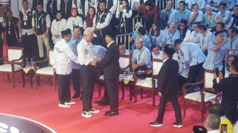Jelang Debat Perdana, Pasangan Capres-Cawapres Saling Berjabat Tangan di Arena