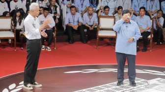 Capres nomor urut dua Prabowo Subianto (kanan), Capres nomor urut tiga (kiri) beradu gagasan dalam debat perdana Capres dan Cawapres 2024 di Gedung KPU, Jakarta, Selasa (12/12/2023). [Suara.com/Alfian Winanto]