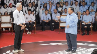Capres nomor urut dua Prabowo Subianto (kanan), Capres nomor urut tiga (kiri) beradu gagasan dalam debat perdana Capres dan Cawapres 2024 di Gedung KPU, Jakarta, Selasa (12/12/2023). [Suara.com/Alfian Winanto]