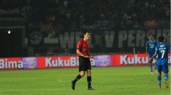 Permintaan Semen Padang Tak Dituruti, Berapa Gaji Wasit Asing di BRI Liga 1 2024/2025?
